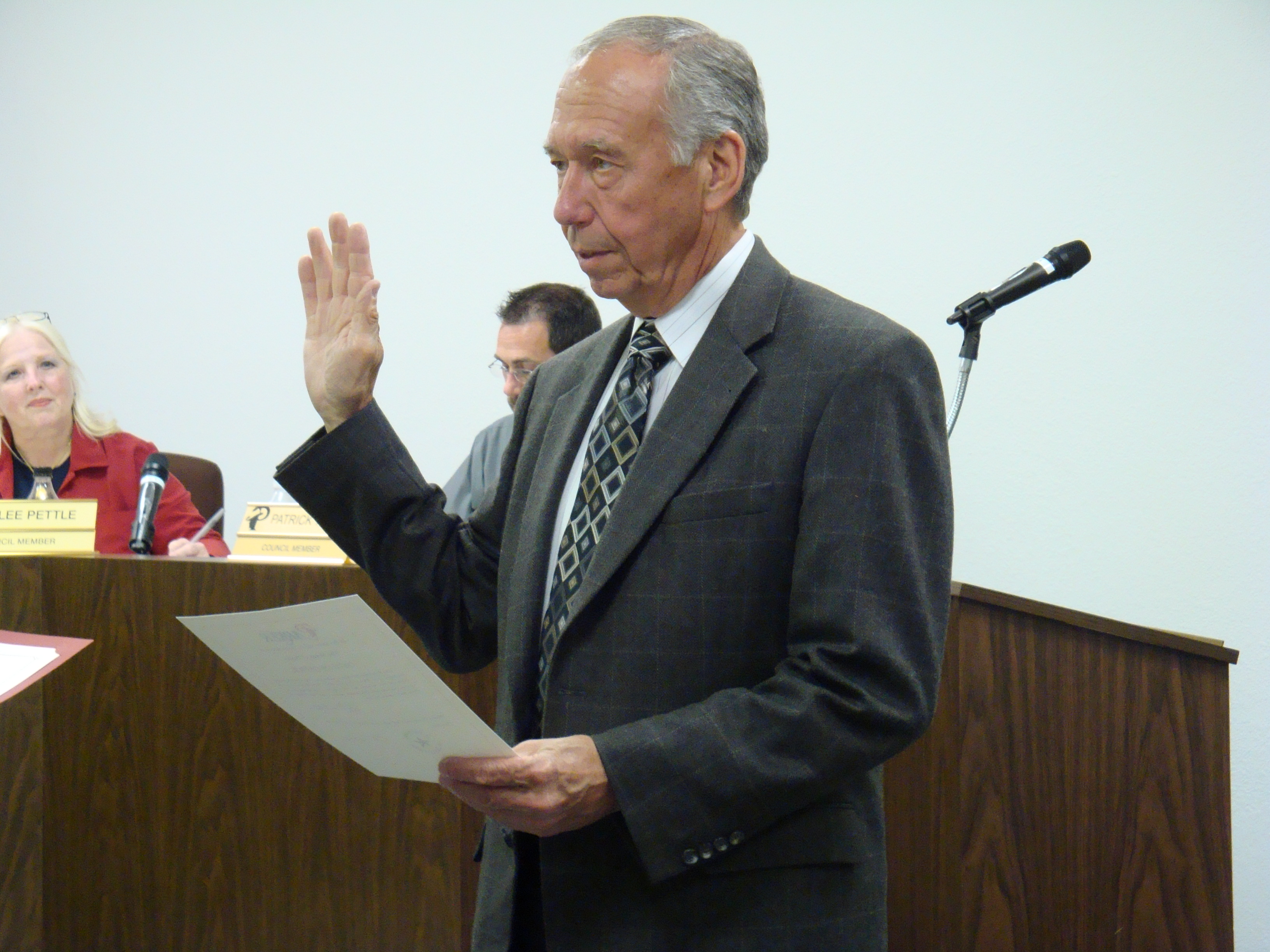 Mayor Marshall administers Oath of Office May 21, 2013